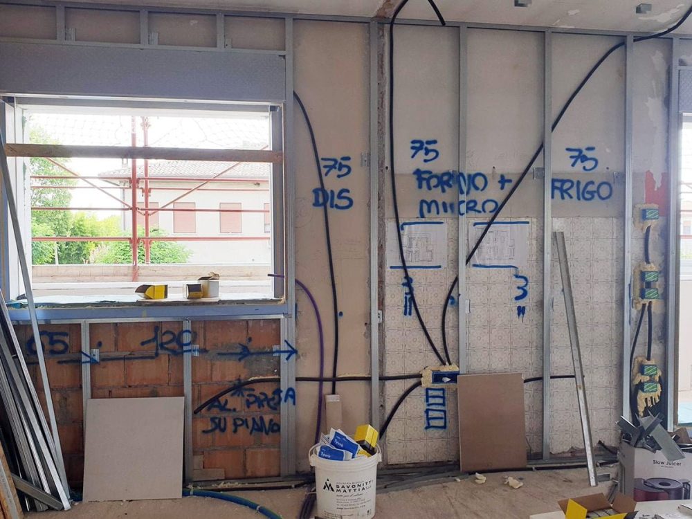 sopralluogo architetto in cantiere per progetto di interior design