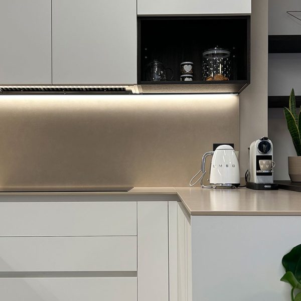 Antibatterico, resistente al calore e ai graffi: il piano di lavoro di ultima generazione è in grado di rinnovare la cucina in equilibrio perfetto tra estetica e funzionalità.