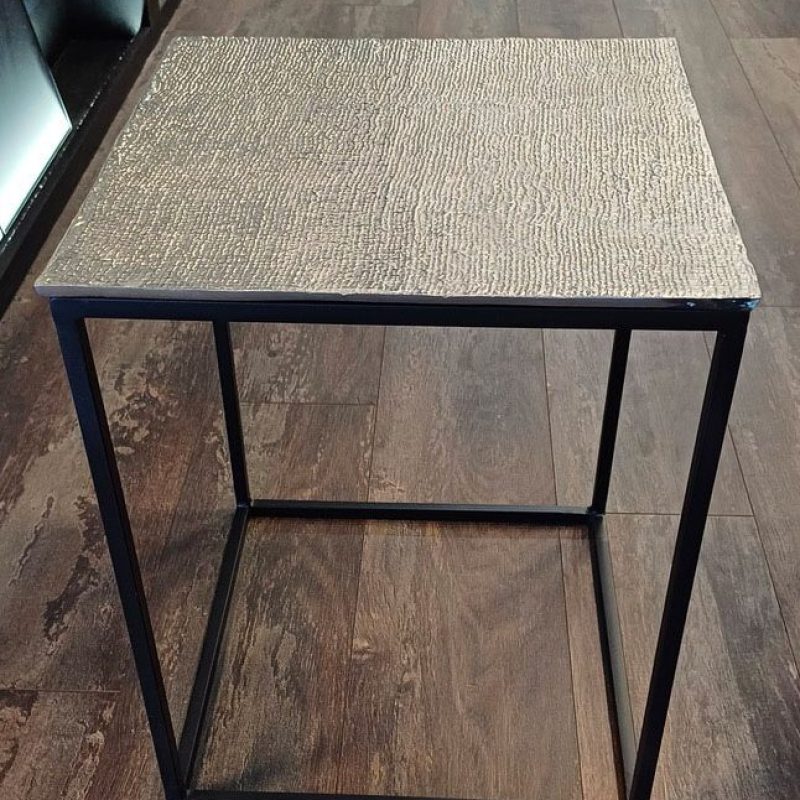 Tavolino metallo nero top argento graffiato