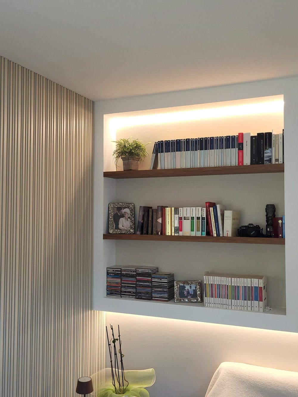 Interno della casa con eleganza contemporanea e dettagli su misura