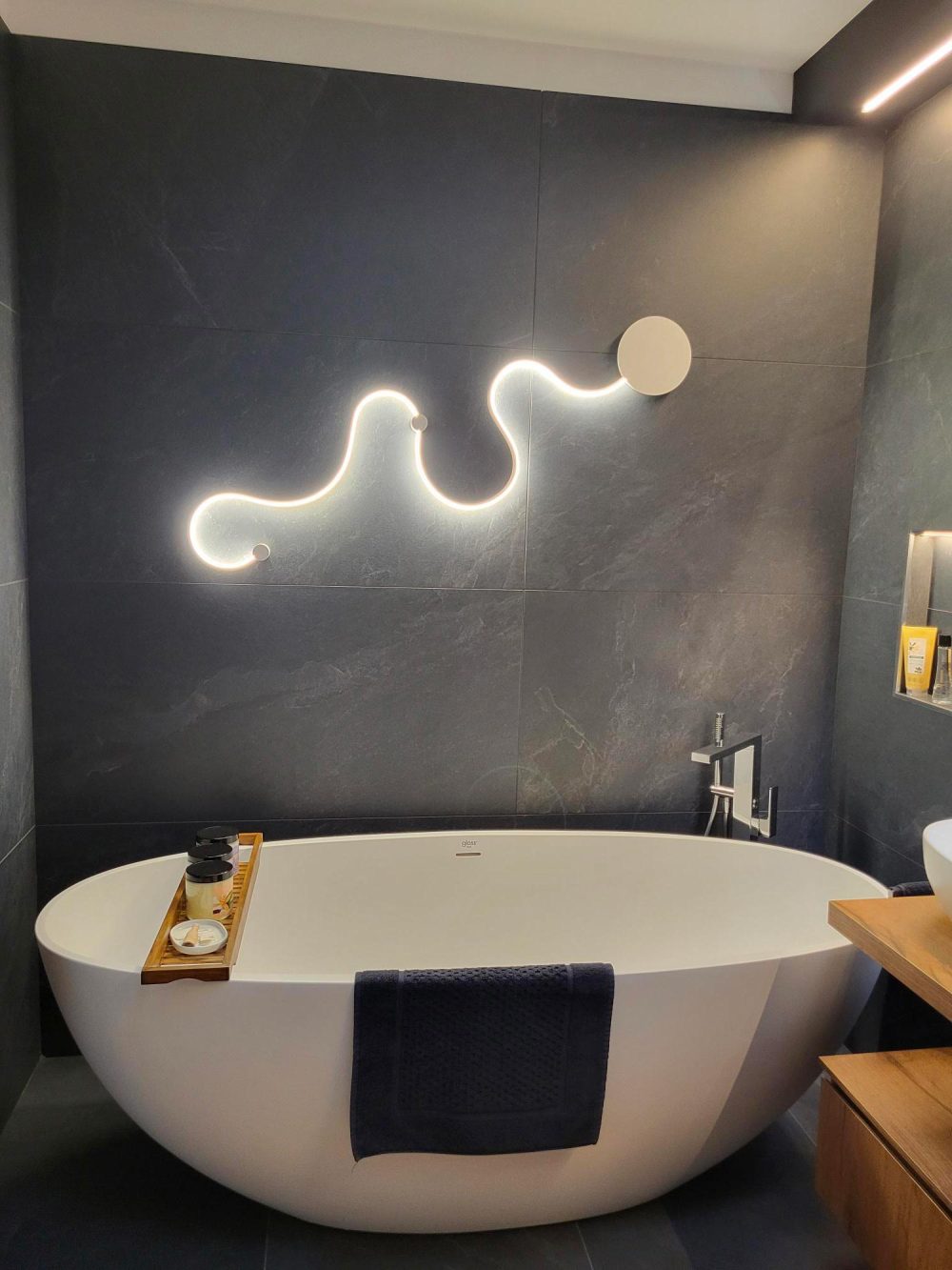 Dettaglio illuminazione bagno con giochi di chiaroscuro