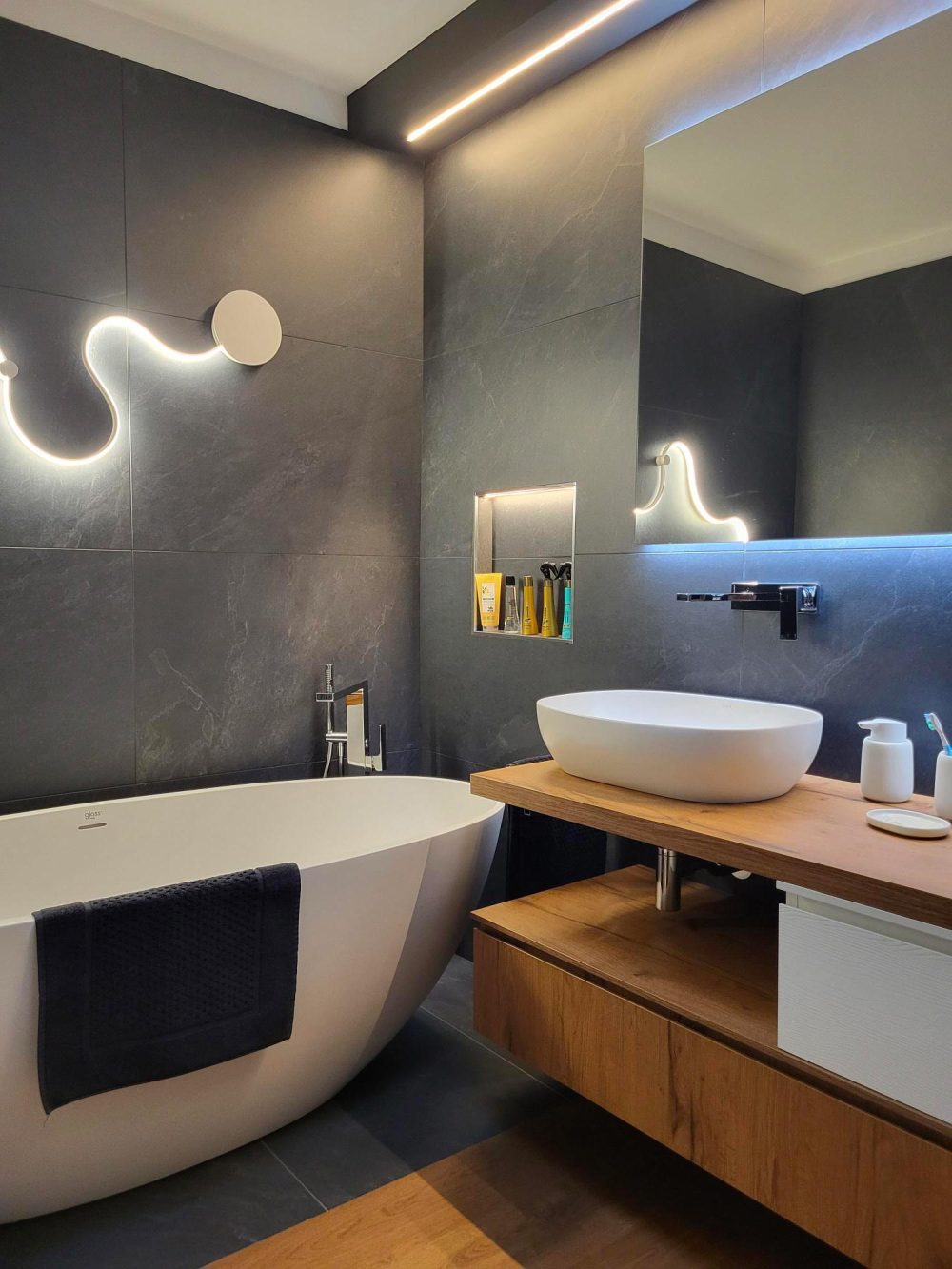 Dettaglio illuminazione bagno con giochi di chiaroscuro