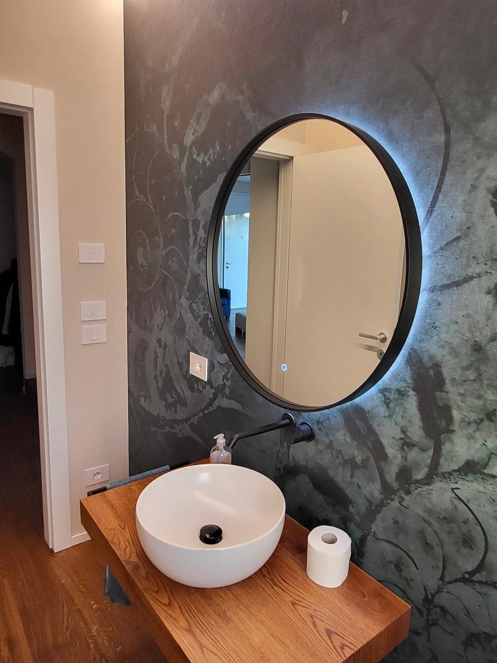 Bagno moderno con design curato e dettagli eleganti