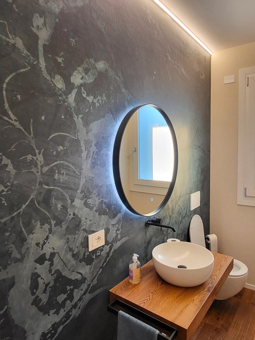 Bagno moderno con design curato e dettagli eleganti