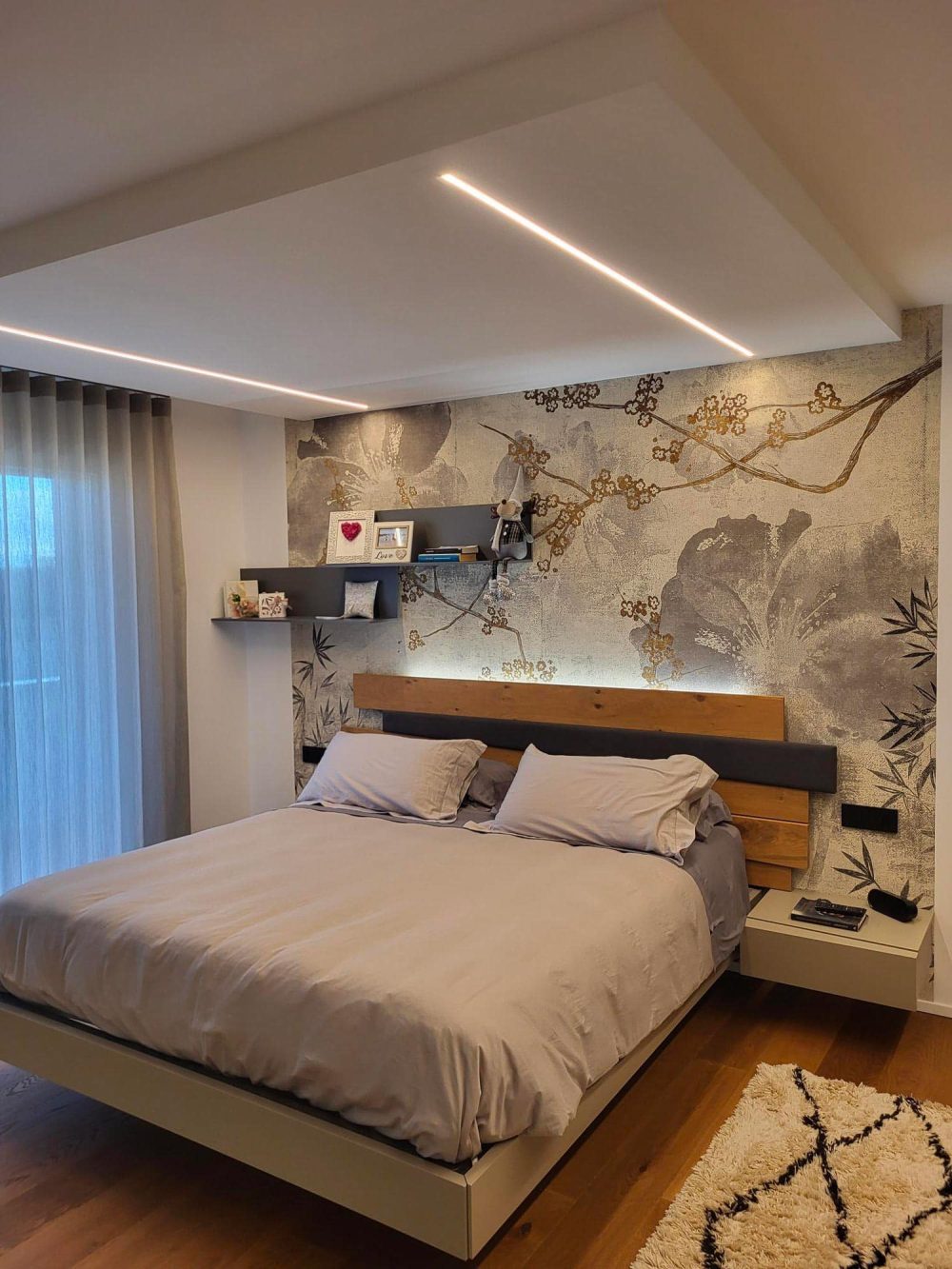 Dettaglio camera da letto illuminazione con giochi di chiaroscuro nella casa