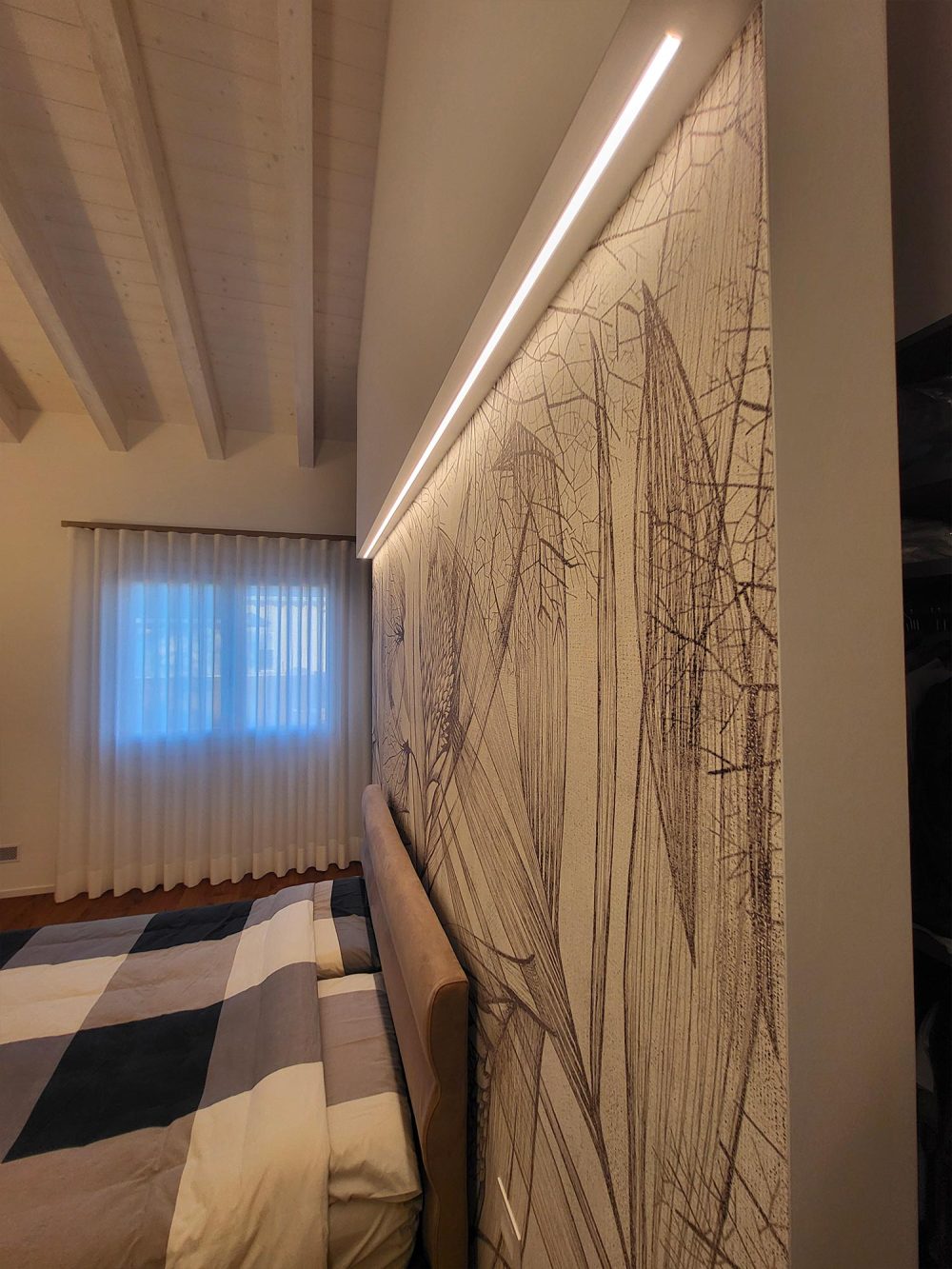 Camera da letto con eleganza contemporanea e dettagli su misura in un ambiente sofisticato.