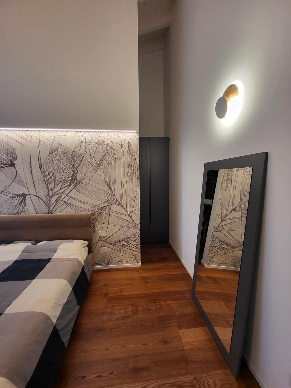 Camera da letto con eleganza contemporanea e dettagli su misura in un ambiente sofisticato.