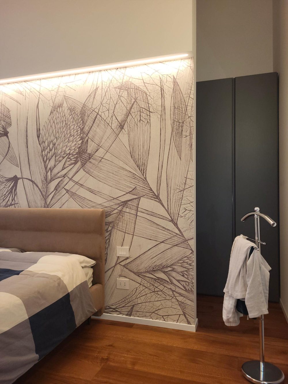 Camera da letto con eleganza contemporanea e dettagli su misura in un ambiente sofisticato