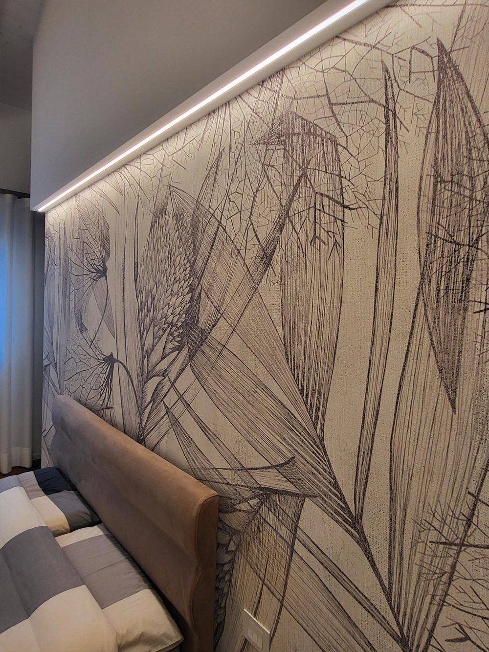 Camera da letto con eleganza contemporanea e dettagli su misura in un ambiente sofisticato