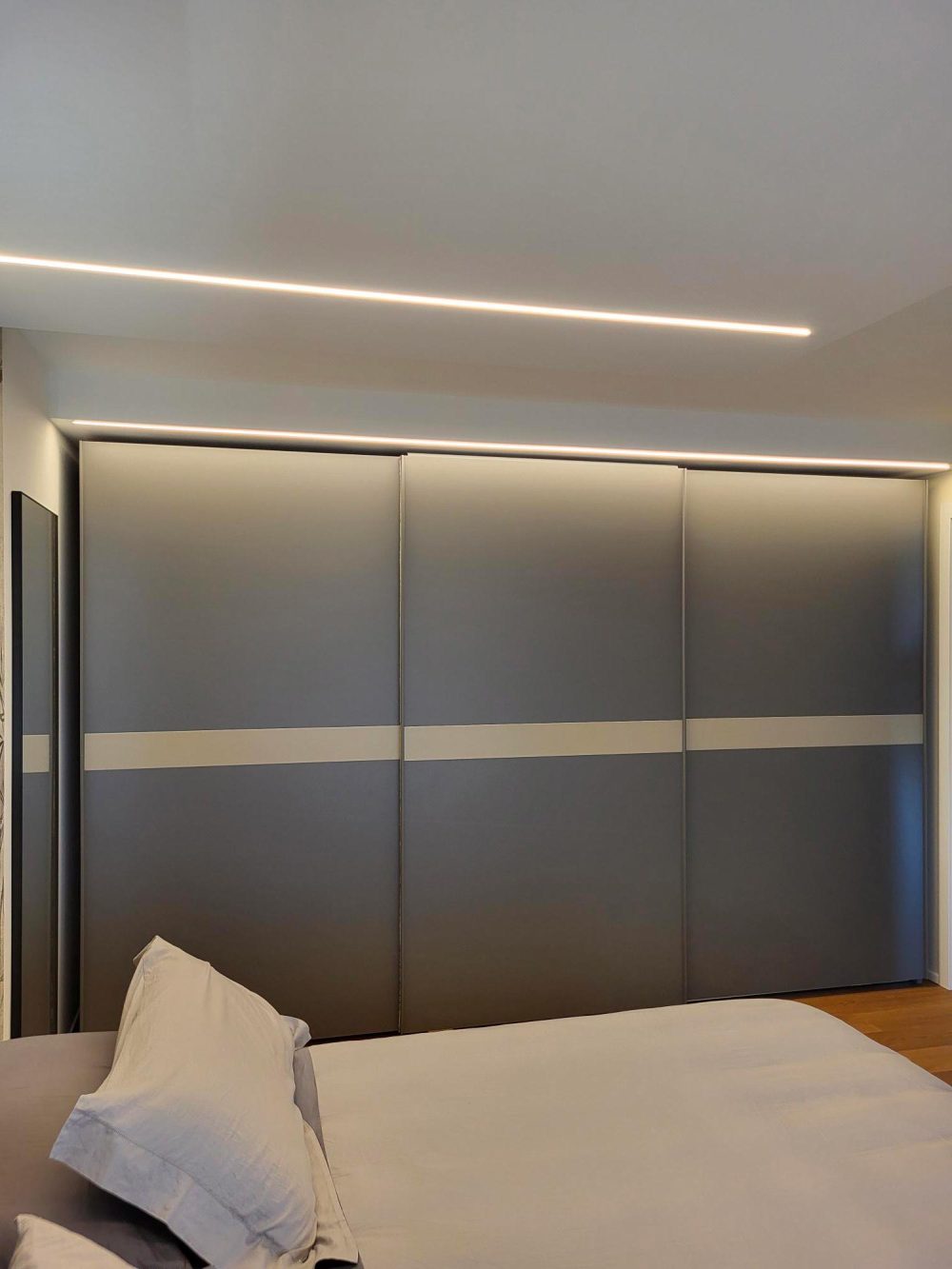 Dettaglio camera da letto illuminazione con giochi di chiaroscuro nella casa