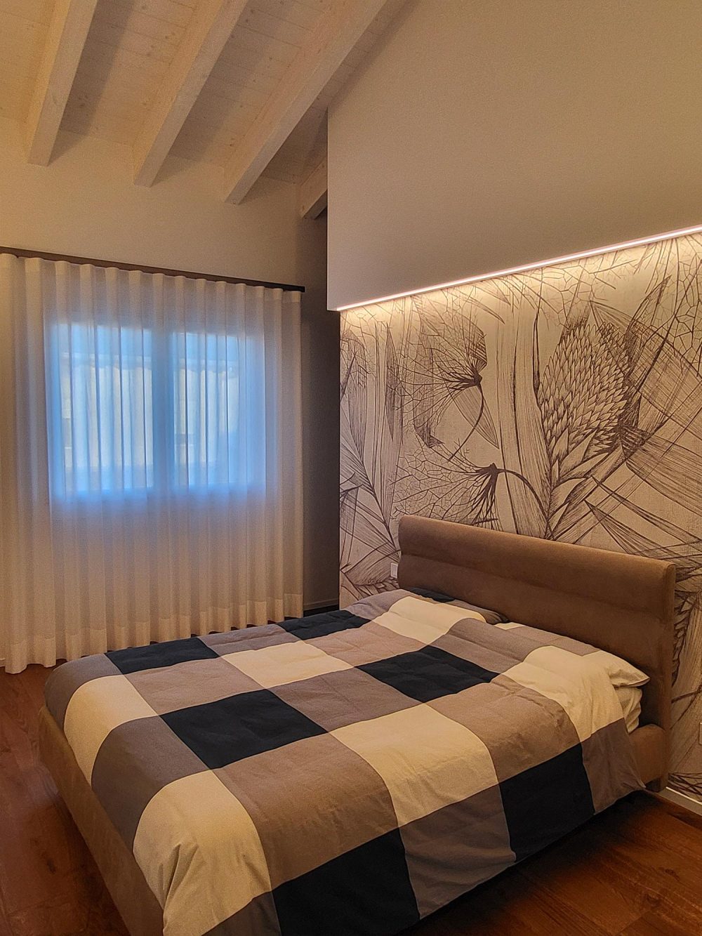 Camera da letto con eleganza contemporanea e dettagli su misura in un ambiente sofisticato