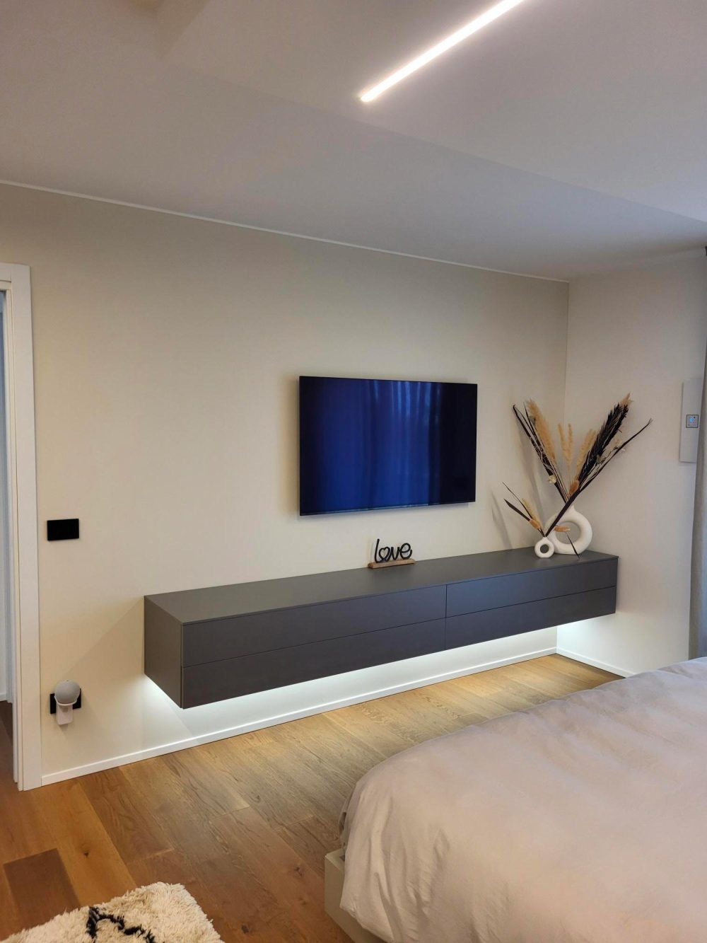 Dettaglio camera da letto illuminazione con giochi di chiaroscuro nella casa