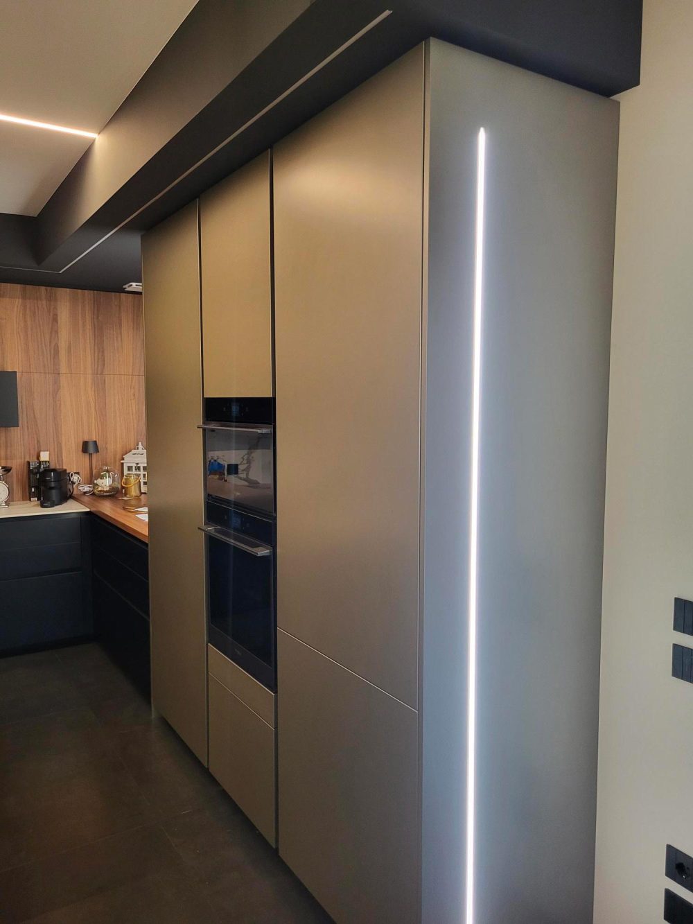 Kitchen with a Calacatta Gold ceramic countertop and elegant veining