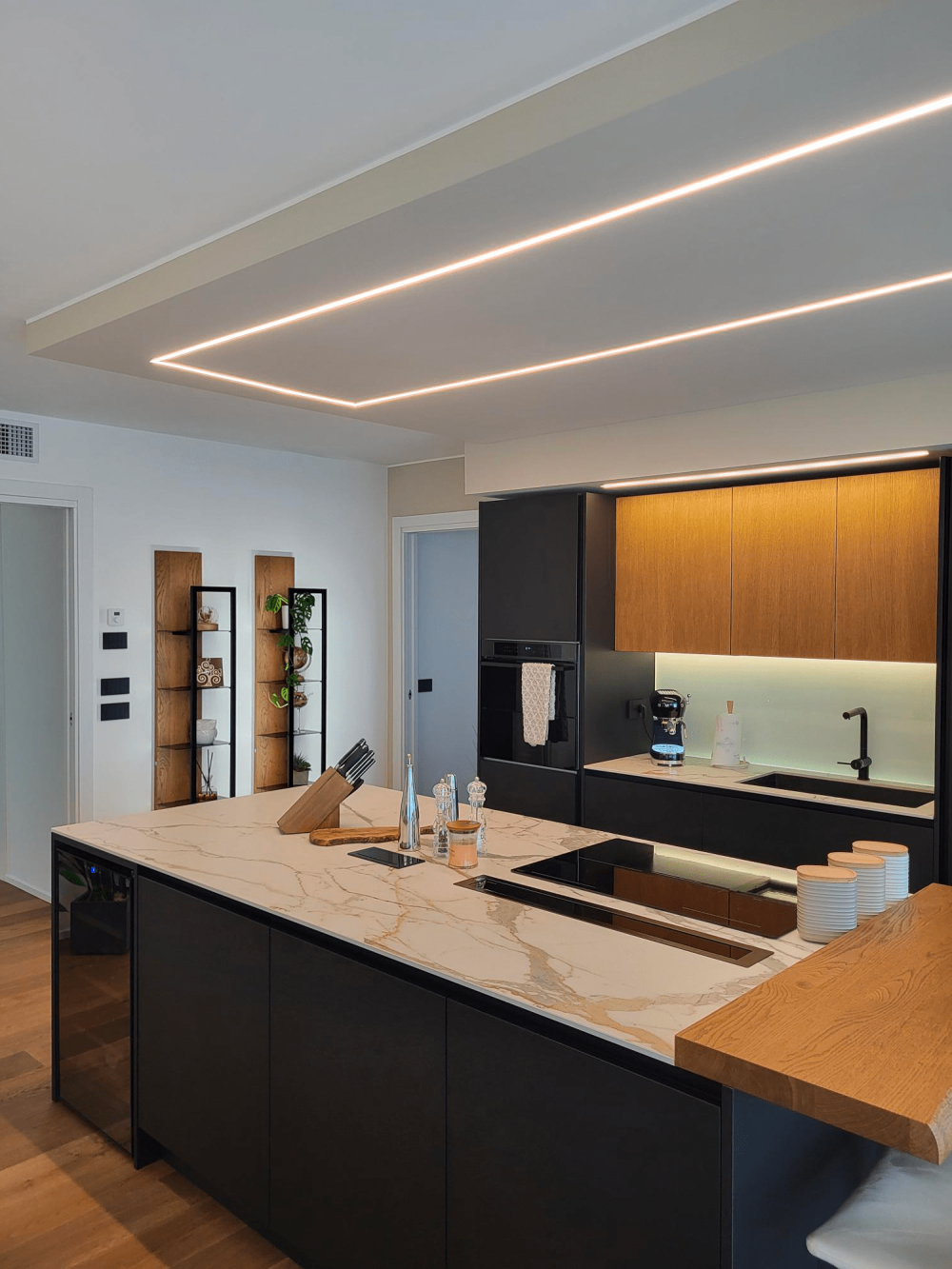 Dettaglio dei materiali cucina equilibrio tra tonalità calde del legno e colori scuri nella casa