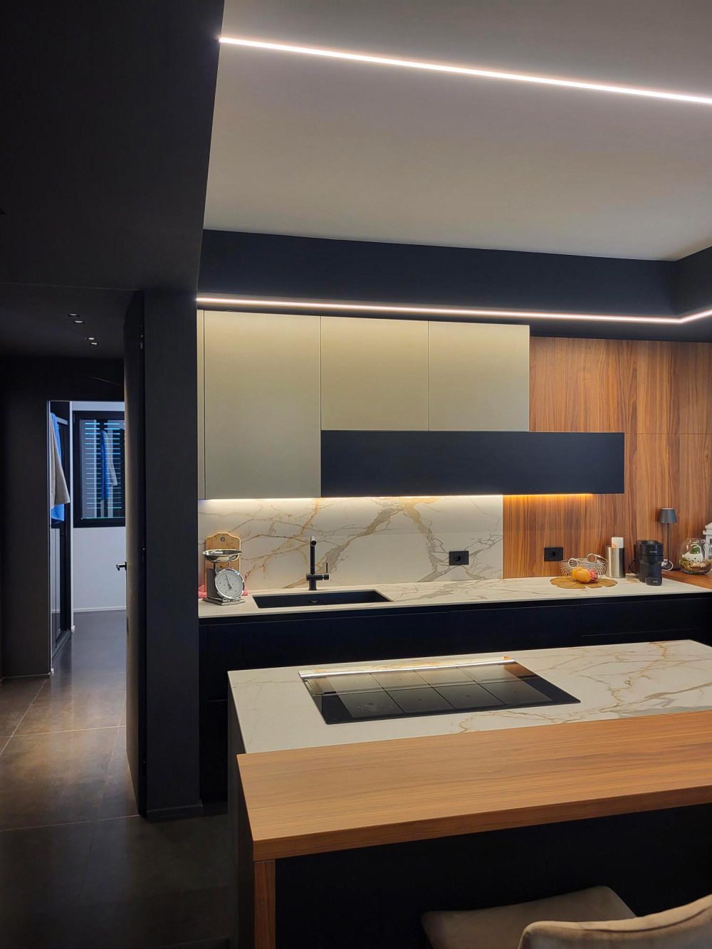 Kitchen with a Calacatta Gold ceramic countertop and elegant veining