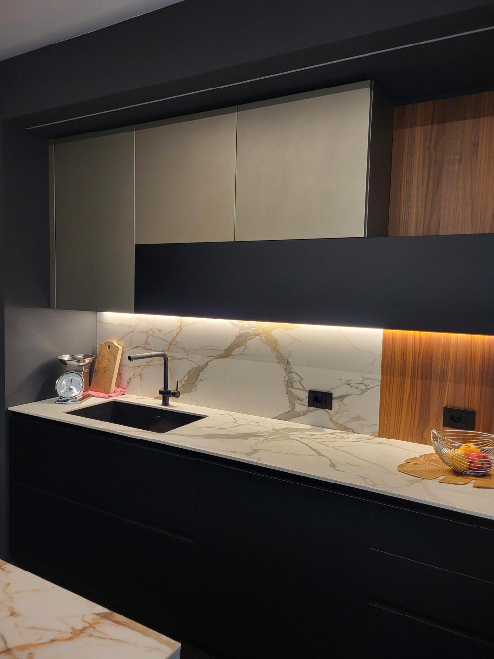 Kitchen with a Calacatta Gold ceramic countertop and elegant veining