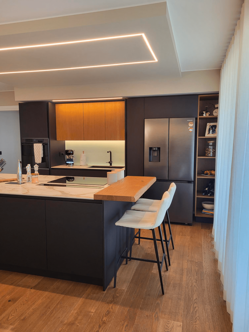 Dettaglio dei materiali cucina equilibrio tra tonalità calde del legno e colori scuri nella casa