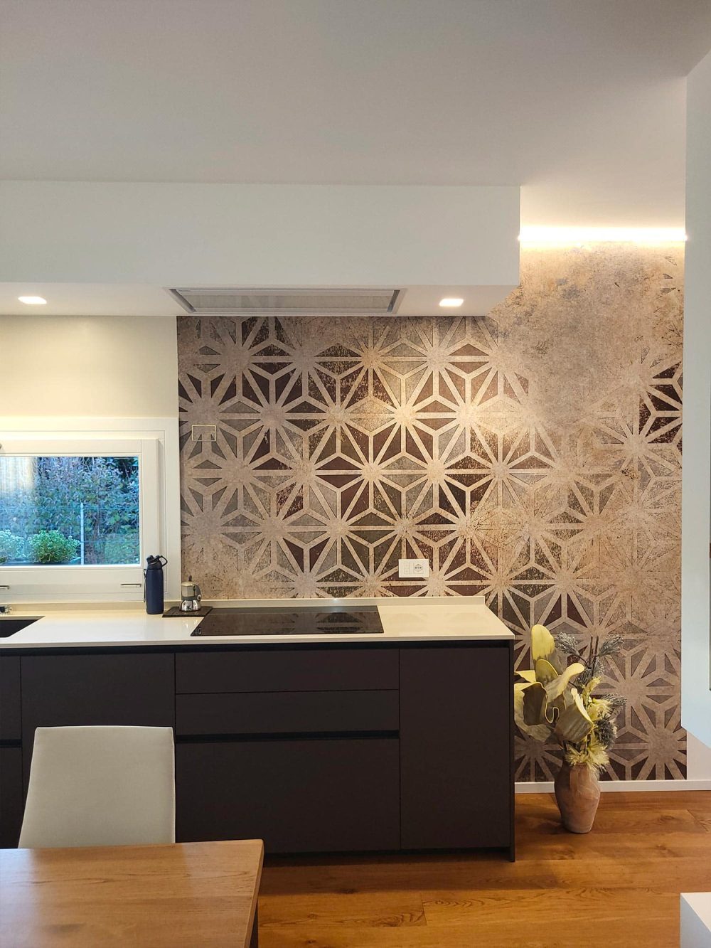 Cucina con carte da parati selezionate e dettagli su misura