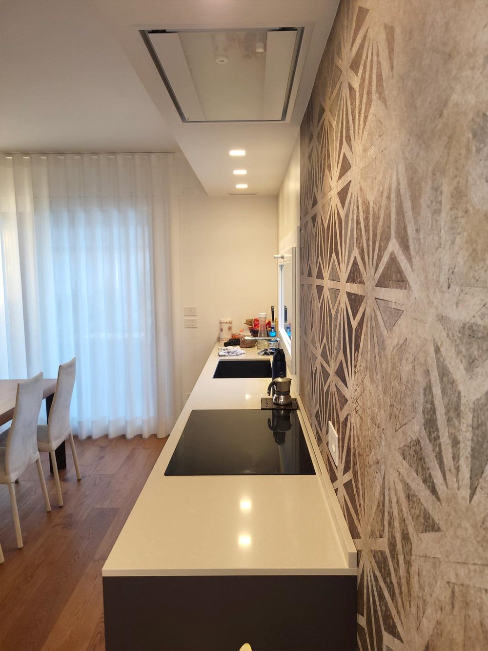 Cucina con carte da parati selezionate e dettagli su misura