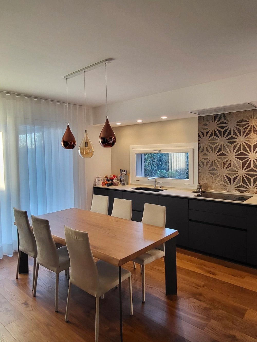 Cucina con carte da parati selezionate e dettagli su misura