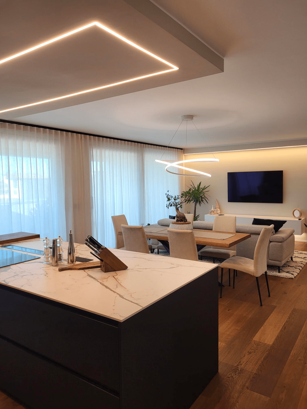 Dettaglio dei materiali cucina e sala zona giorno equilibrio tra tonalità calde del legno e colori scuri nella casa