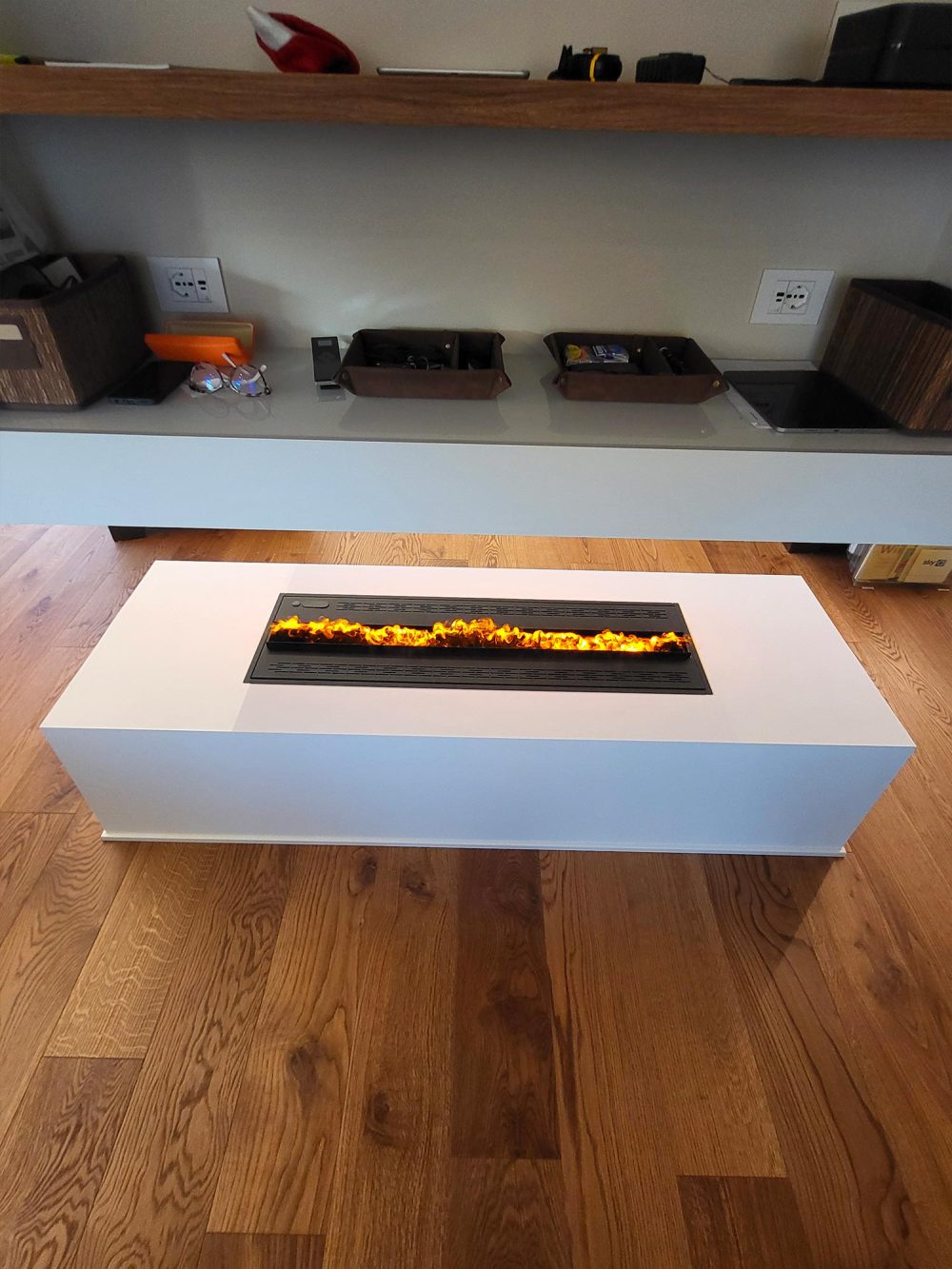 Ingresso con parete in cartongesso e caminetto ad acqua, elemento scenografico