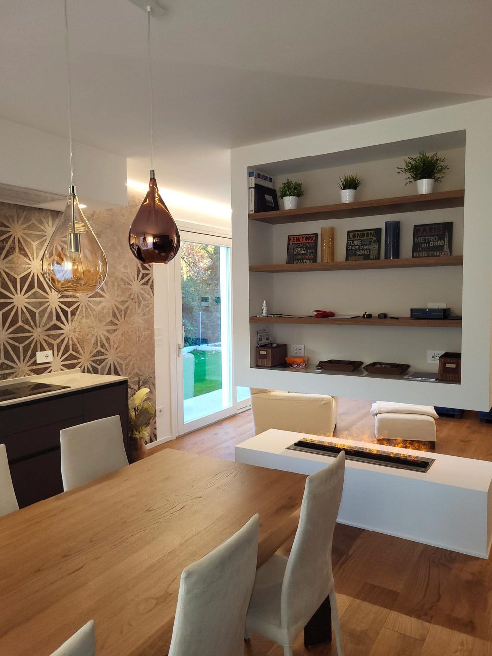 Zona living con boiserie in tinta parete e design sofisticato