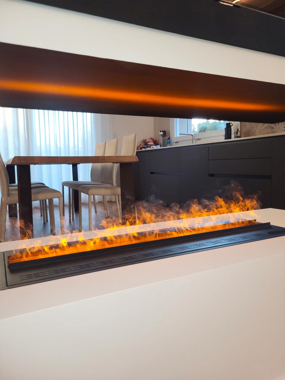 Ingresso con parete in cartongesso e caminetto ad acqua, elemento scenografico