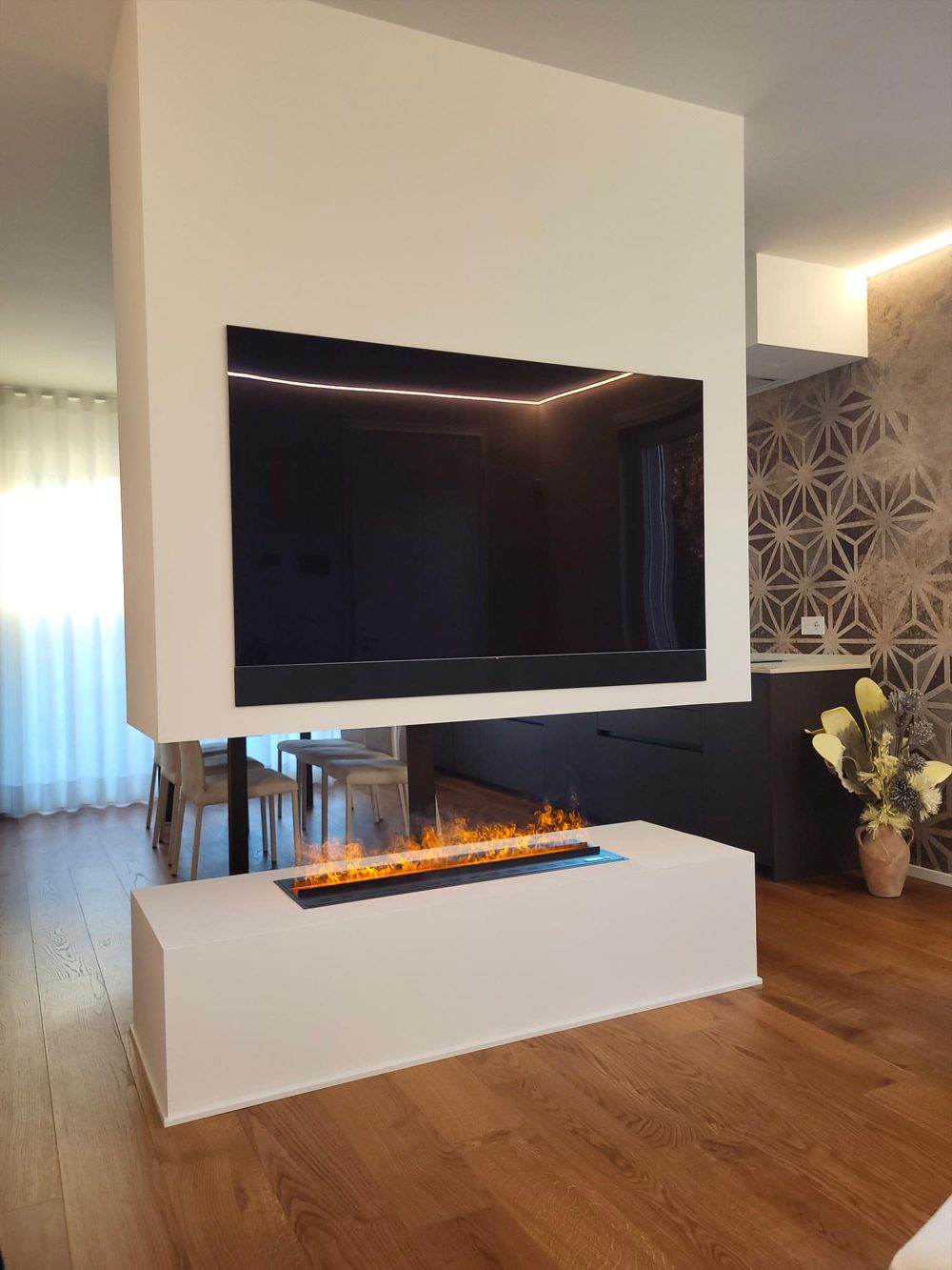 Ingresso con parete in cartongesso e caminetto ad acqua, elemento scenografico