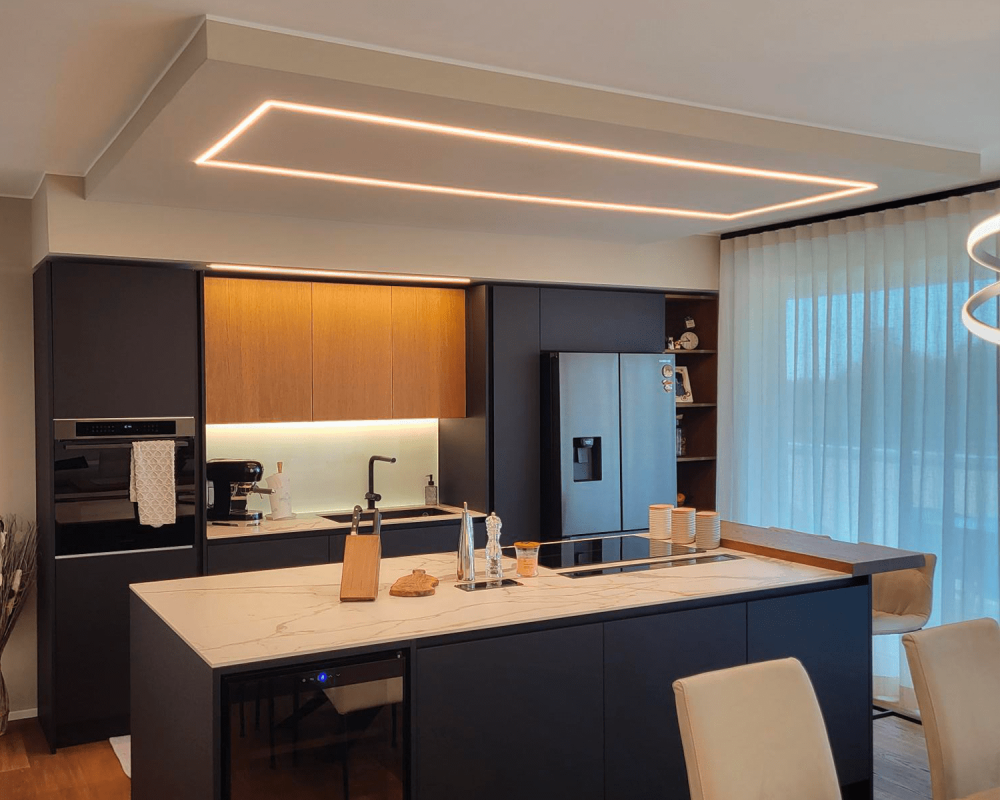 Dettaglio dei materiali cucina equilibrio tra tonalità calde del legno e colori scuri nella casa