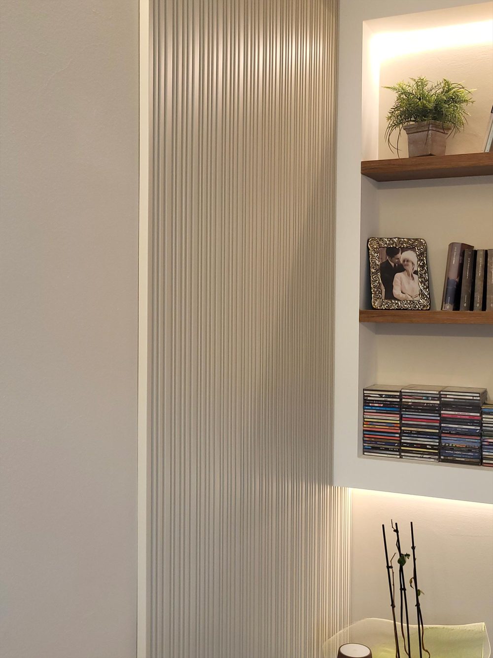 Interno della casa con eleganza contemporanea e dettagli su misura