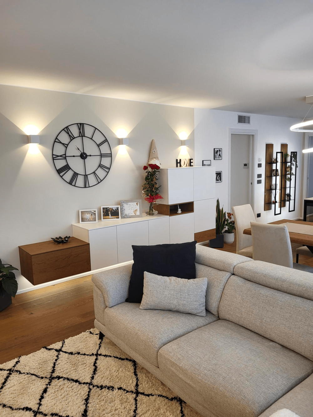 Sala in stile Casa Evolution con superfici in laccato nero e oro sbiadito