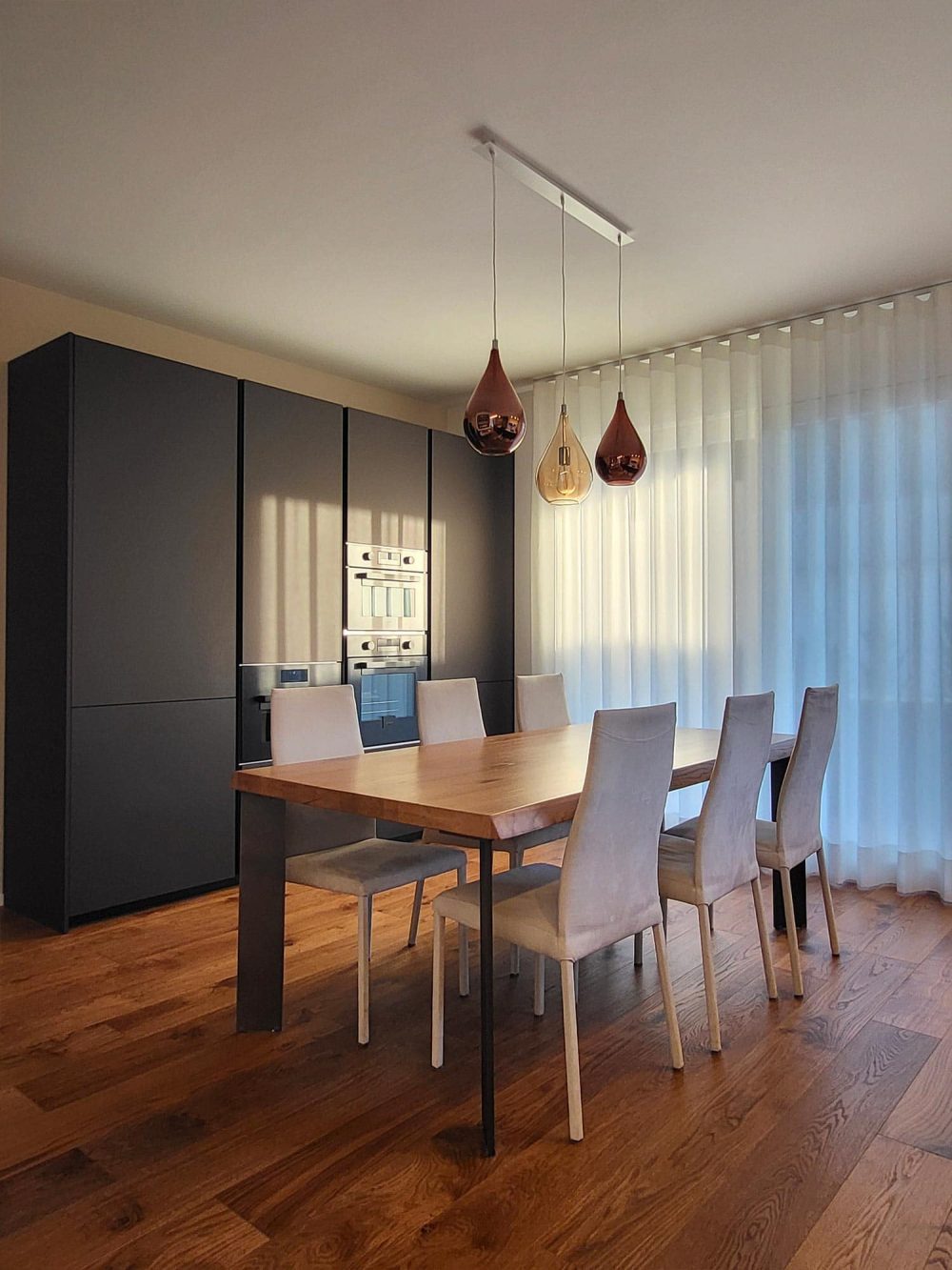 Interno della casa con eleganza contemporanea e dettagli su misura