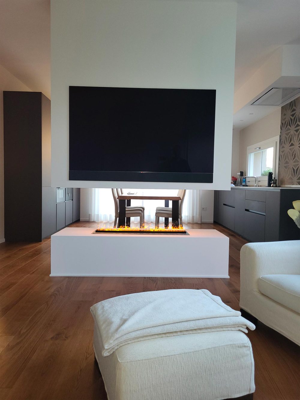 Zona living con boiserie in tinta parete e design sofisticato