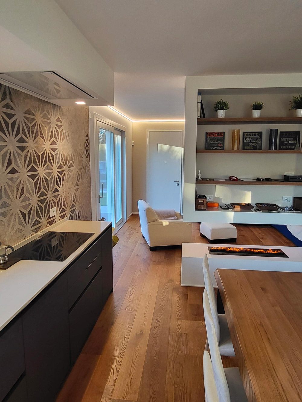 Cucina con carte da parati selezionate e dettagli su misura