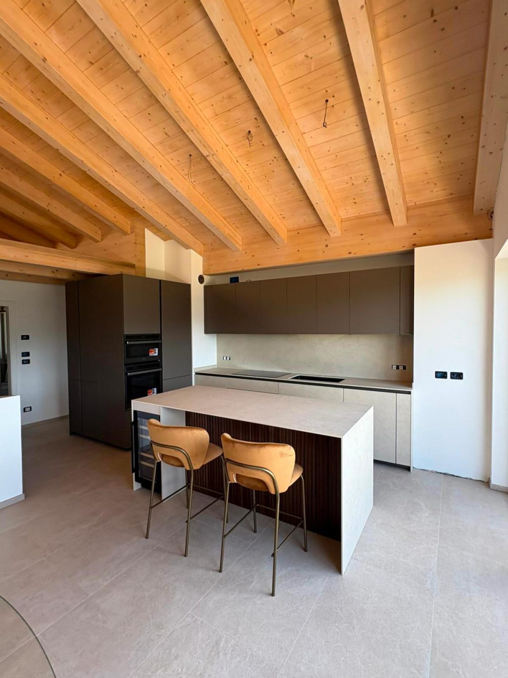 Cucina moderna e arredamento in legno naturale per una casa elegante in montagna