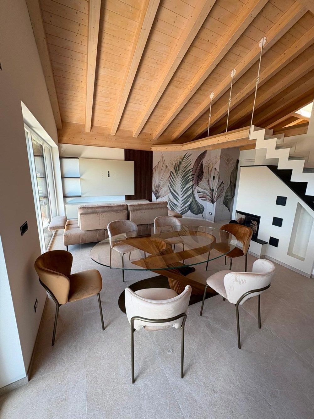 casa in montagna contemporanea Arredi eleganti, materiali naturali e vista panoramica